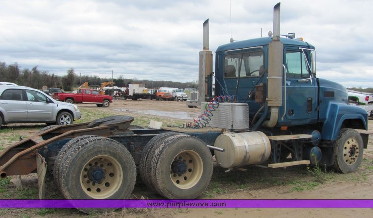 image for item 3513 2003 Mack CH613