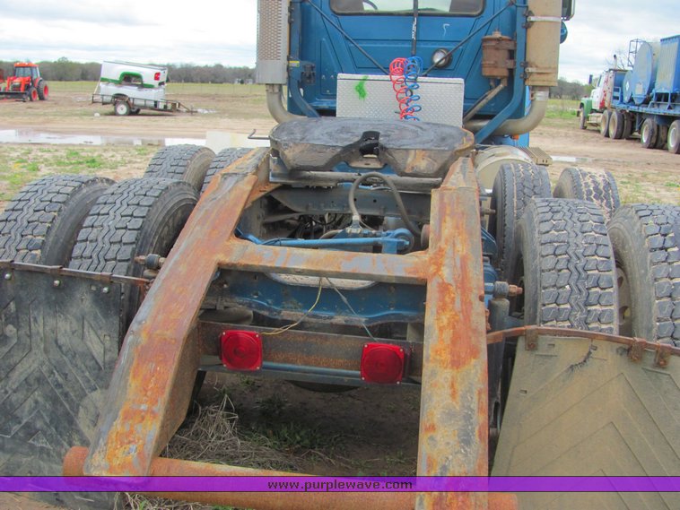 image for item 3513 2003 Mack CH613