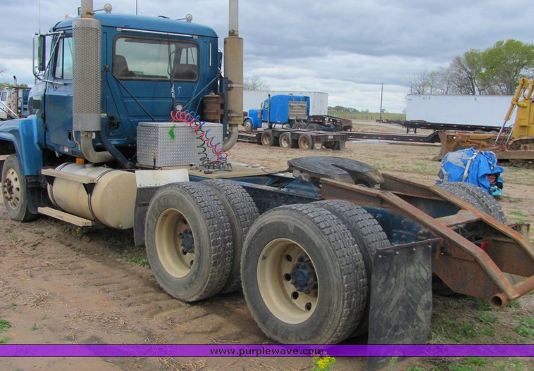 image for item 3513 2003 Mack CH613