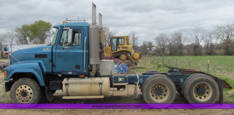 image for item 3513 2003 Mack CH613