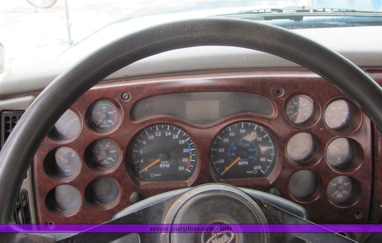 image for item 3513 2003 Mack CH613