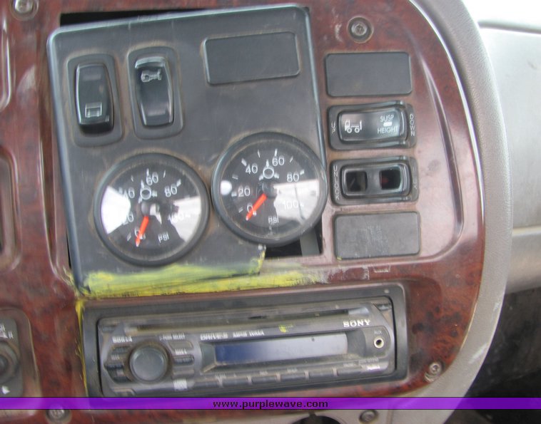 image for item 3513 2003 Mack CH613