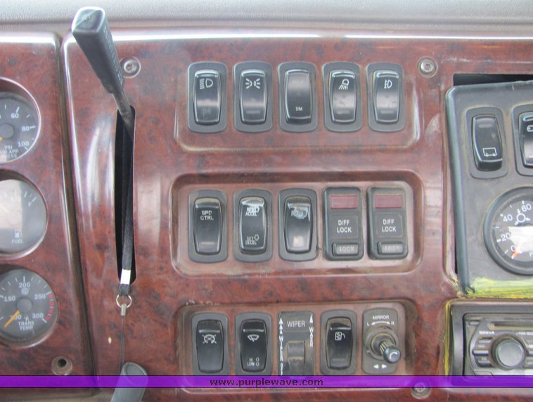 image for item 3513 2003 Mack CH613