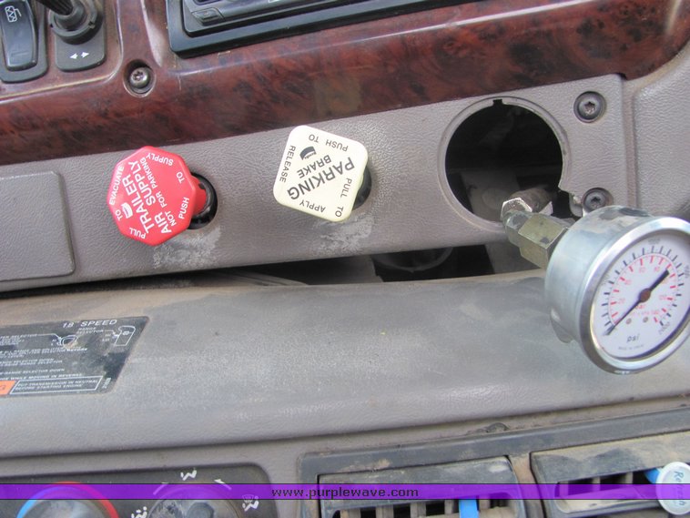 image for item 3513 2003 Mack CH613