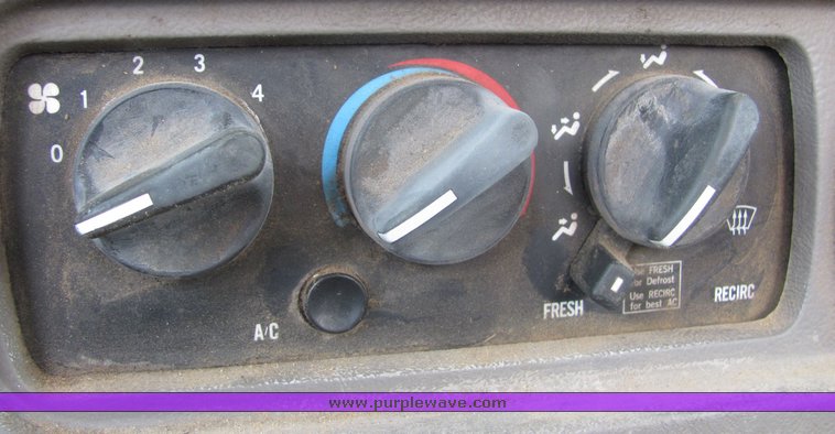 image for item 3513 2003 Mack CH613