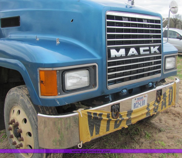 image for item 3513 2003 Mack CH613