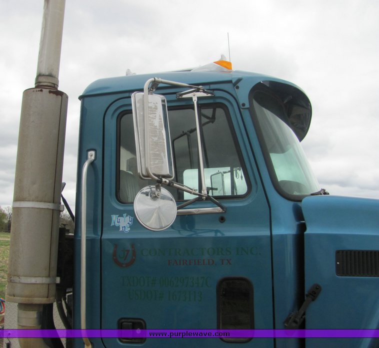 image for item 3513 2003 Mack CH613