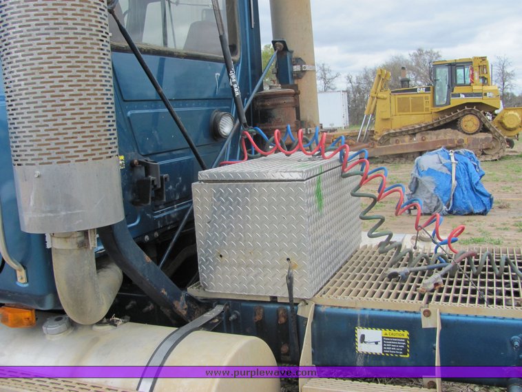 image for item 3513 2003 Mack CH613