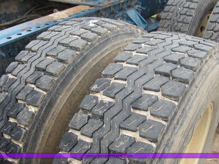 image for item 3513 2003 Mack CH613