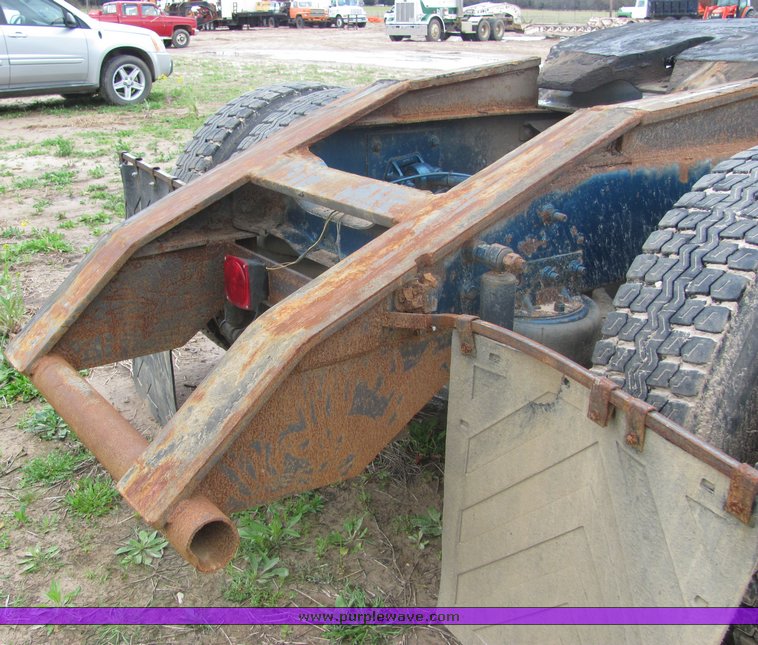 image for item 3513 2003 Mack CH613