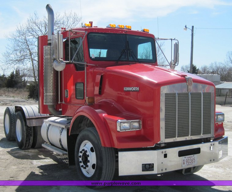 image for item 4597 2001 Kenworth Construct T800 semi truck