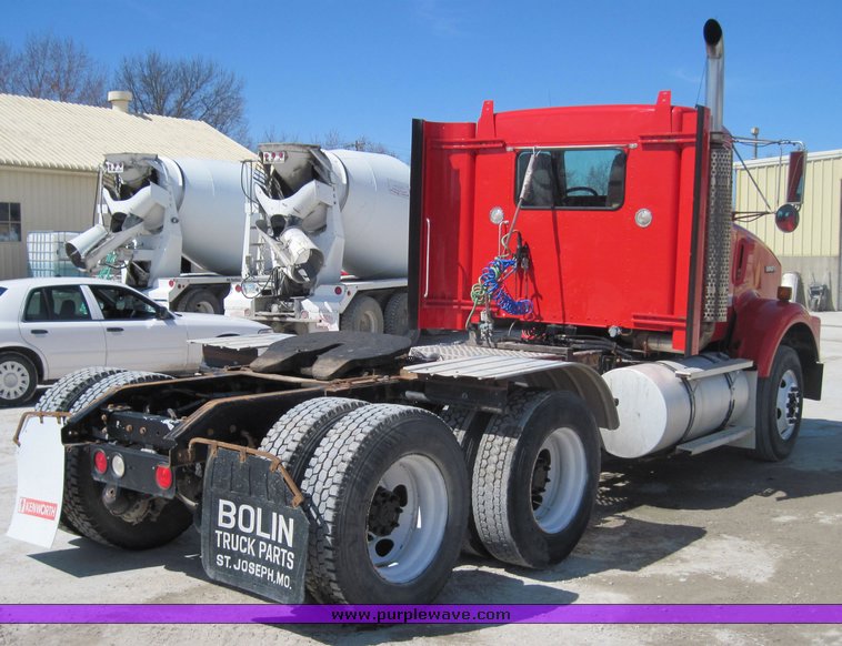 image for item 4597 2001 Kenworth Construct T800 semi truck