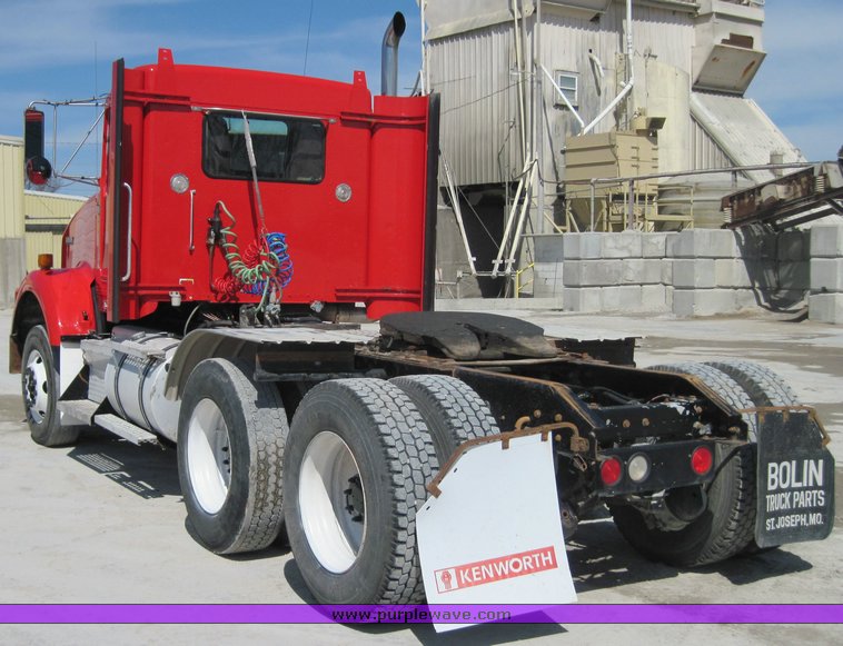 image for item 4597 2001 Kenworth Construct T800 semi truck