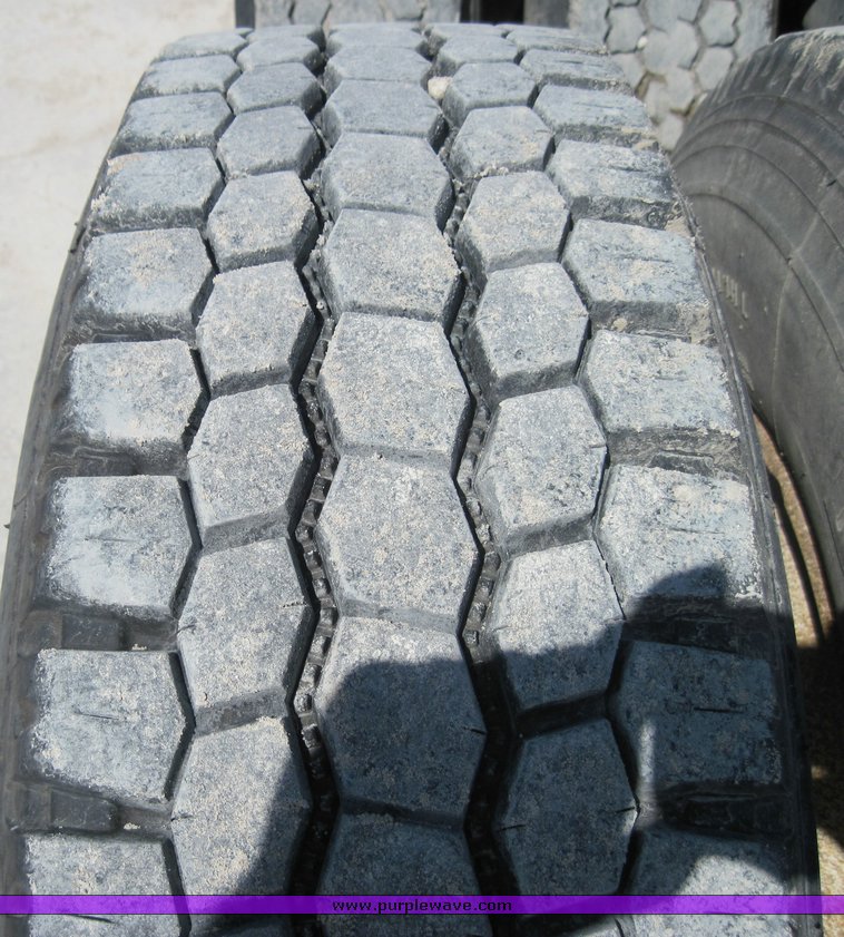 image for item 4597 2001 Kenworth Construct T800 semi truck