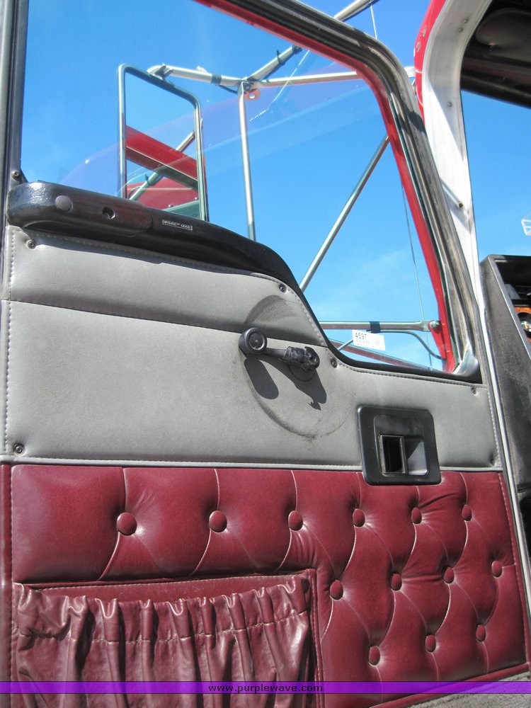 image for item 4597 2001 Kenworth Construct T800 semi truck