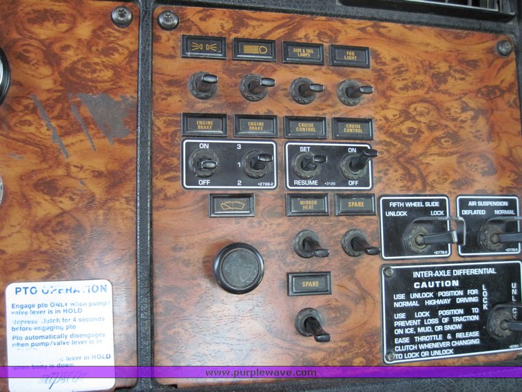 image for item 4597 2001 Kenworth Construct T800 semi truck