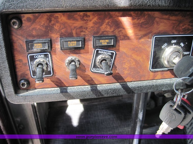 image for item 4597 2001 Kenworth Construct T800 semi truck