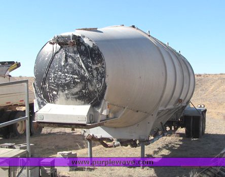 image for item 5001 1965 Fruehauf pneumatic tandem axle trailer