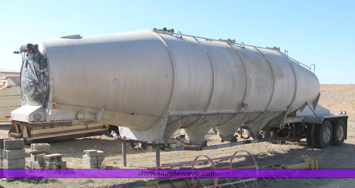 image for item 5001 1965 Fruehauf pneumatic tandem axle trailer