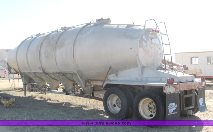 image for item 5001 1965 Fruehauf pneumatic tandem axle trailer