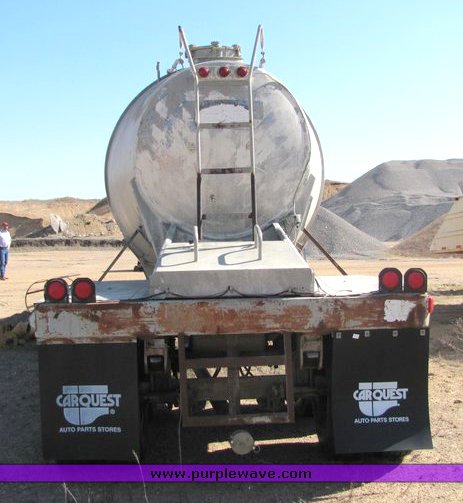 image for item 5001 1965 Fruehauf pneumatic tandem axle trailer