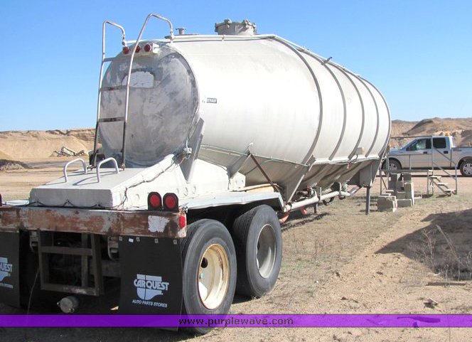 image for item 5001 1965 Fruehauf pneumatic tandem axle trailer