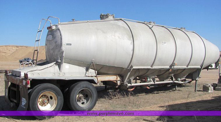 image for item 5001 1965 Fruehauf pneumatic tandem axle trailer