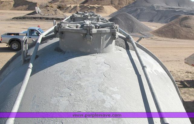 image for item 5001 1965 Fruehauf pneumatic tandem axle trailer