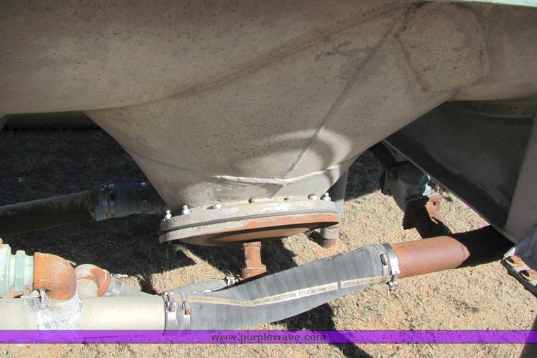 image for item 5001 1965 Fruehauf pneumatic tandem axle trailer