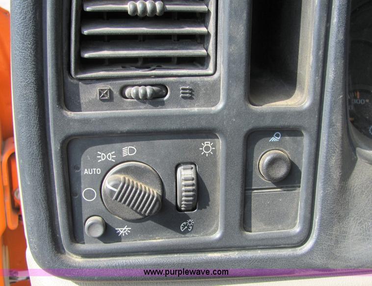 image for item 6031 2003 Chevrolet C2500 Silverado pickup