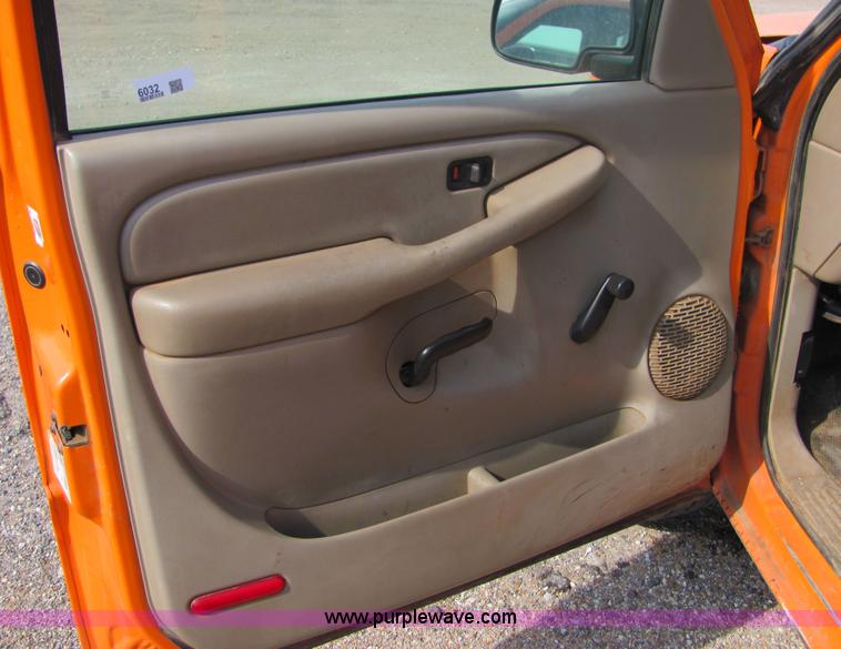 image for item 6032 2003 Chevrolet C2500 Silverado pickup