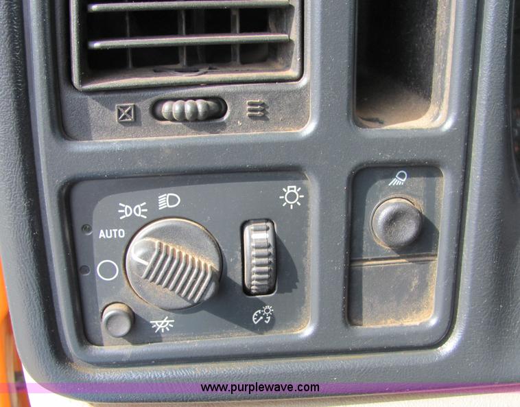 image for item 6032 2003 Chevrolet C2500 Silverado pickup