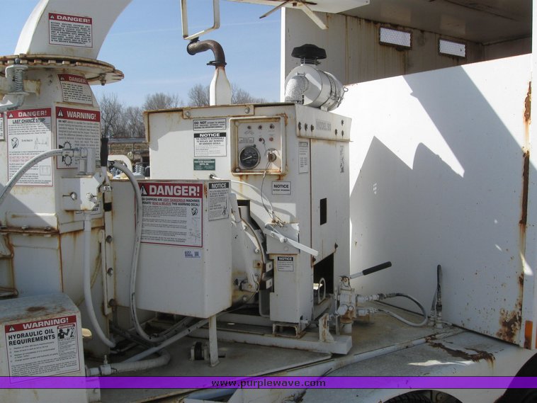 image for item 6051 2000 Brush Bandit CB-90XP wood chipper