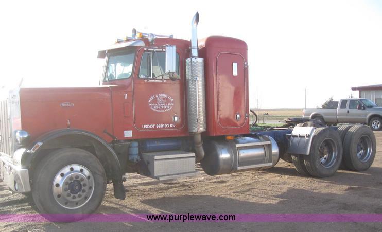 image for item 6167 1985 Peterbilt Conventional 359 semi tractor