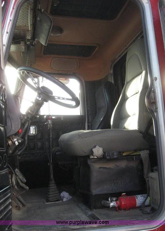 image for item 6167 1985 Peterbilt Conventional 359 semi tractor