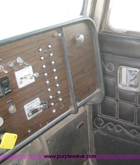 image for item 6167 1985 Peterbilt Conventional 359 semi tractor