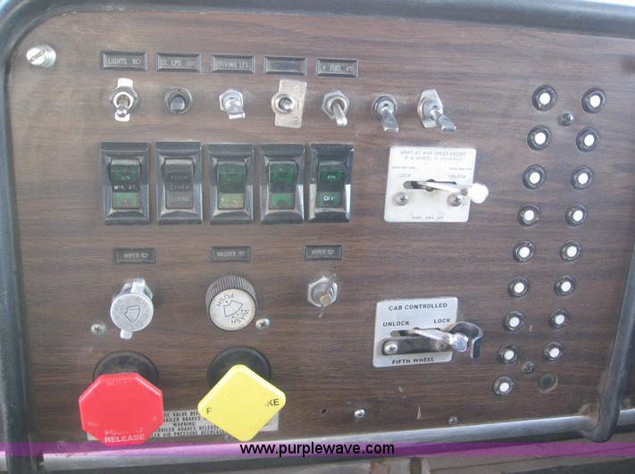 image for item 6167 1985 Peterbilt Conventional 359 semi tractor