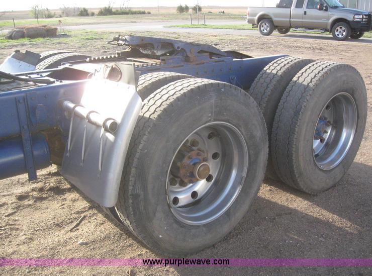 image for item 6167 1985 Peterbilt Conventional 359 semi tractor