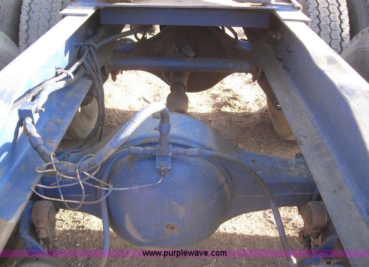 image for item 6167 1985 Peterbilt Conventional 359 semi tractor