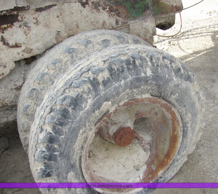 image for item 6767 1974 Hewit-Robins impact crusher and feeder