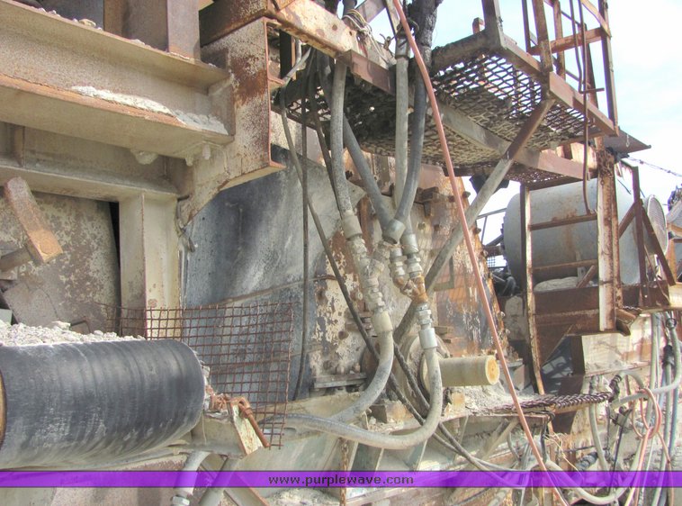 image for item 6767 1974 Hewit-Robins impact crusher and feeder