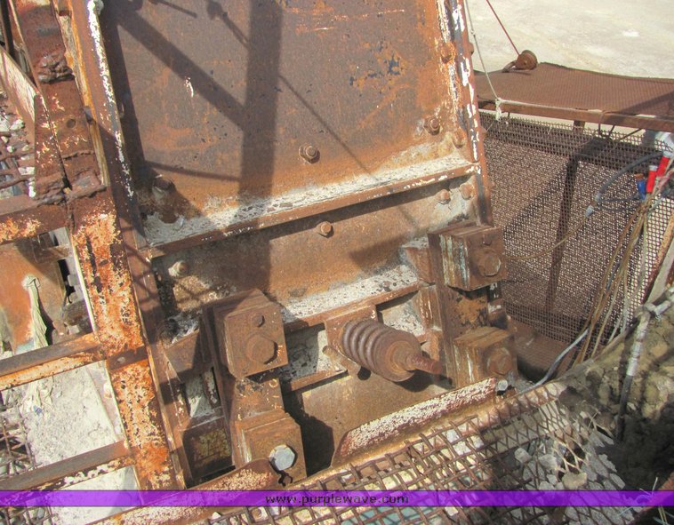 image for item 6767 1974 Hewit-Robins impact crusher and feeder