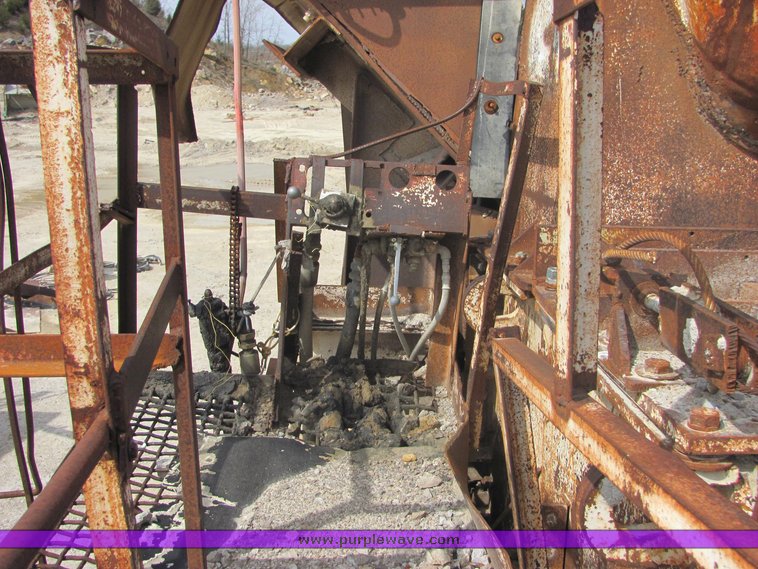 image for item 6767 1974 Hewit-Robins impact crusher and feeder