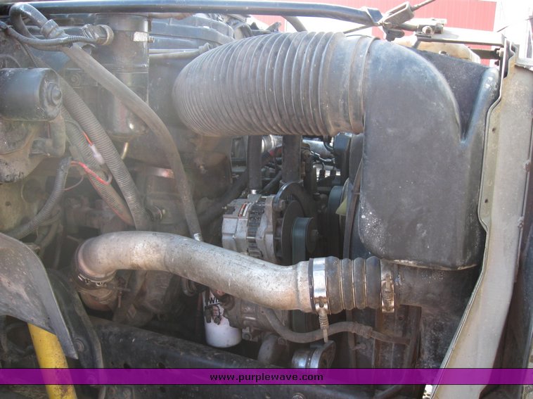 image for item 8080 1997 Ford F600 conventional cab service truck