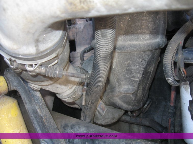 image for item 8080 1997 Ford F600 conventional cab service truck