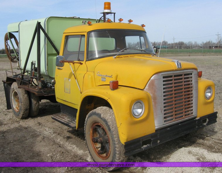 image for item 9010 1969 International Loadster 1600 spray truck