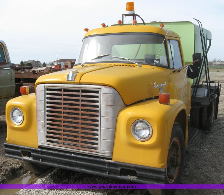 image for item 9010 1969 International Loadster 1600 spray truck