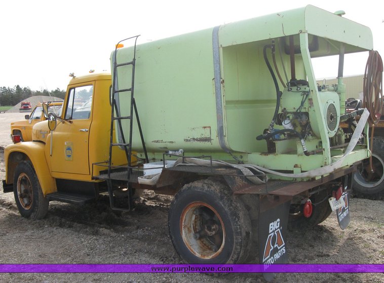 image for item 9010 1969 International Loadster 1600 spray truck