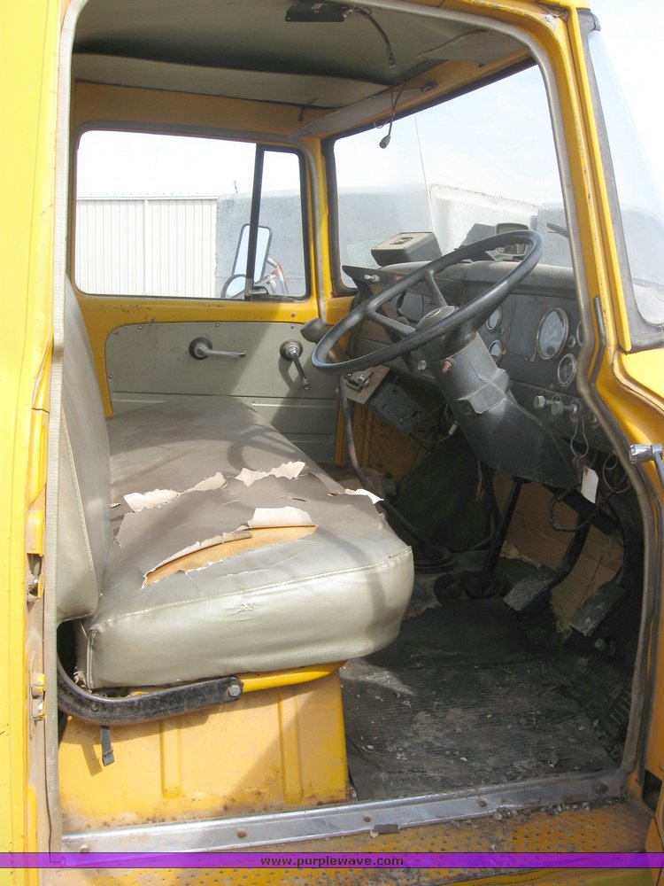 image for item 9010 1969 International Loadster 1600 spray truck