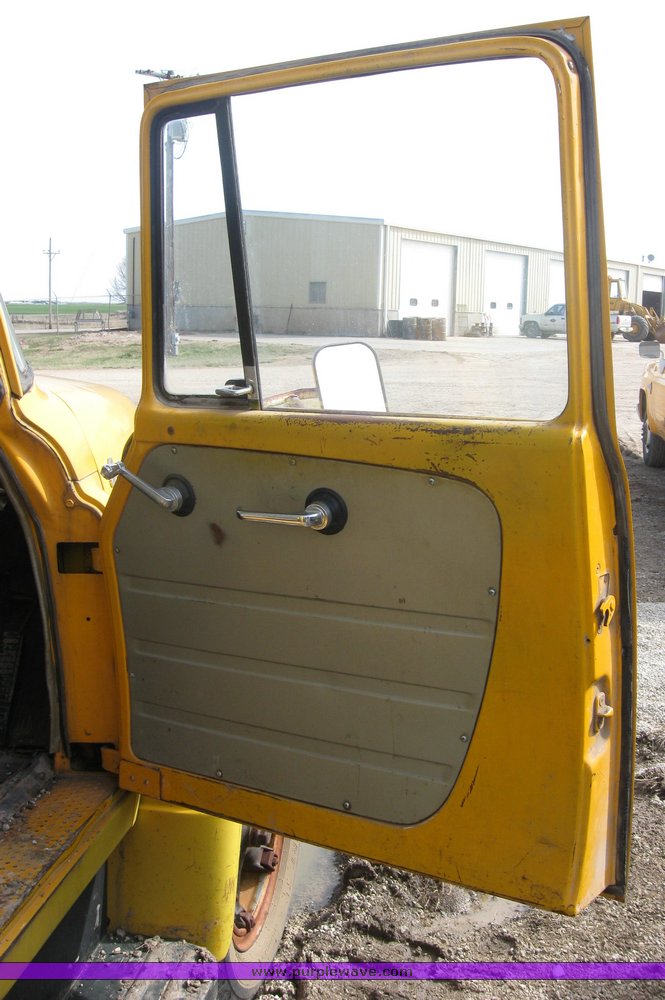 image for item 9010 1969 International Loadster 1600 spray truck